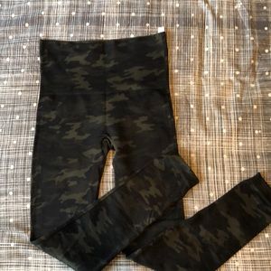 Spanx Camo Capris leggings size S. Worn once.